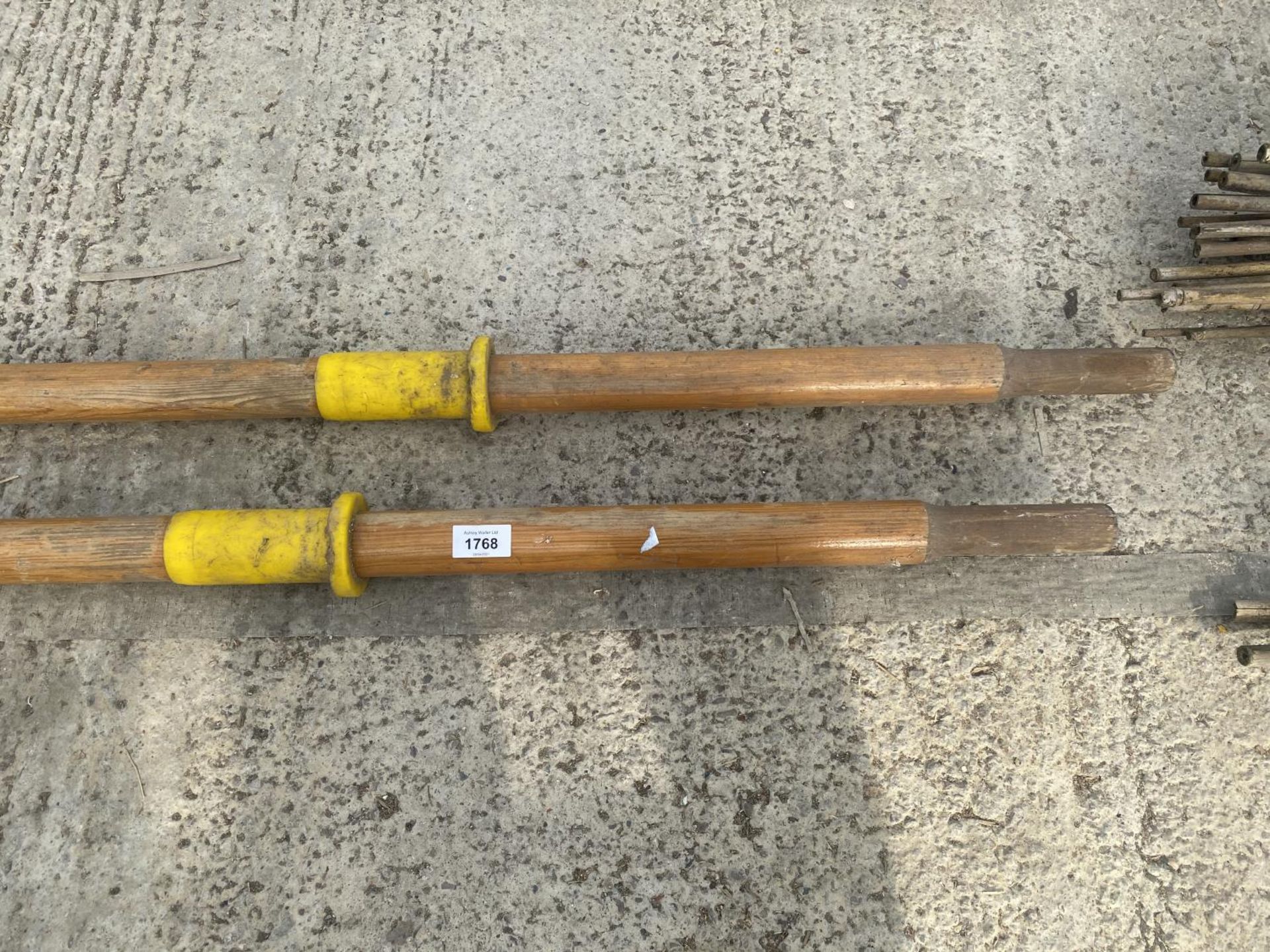 A PAIR OF WOODEN BOAT OARS - Image 2 of 3