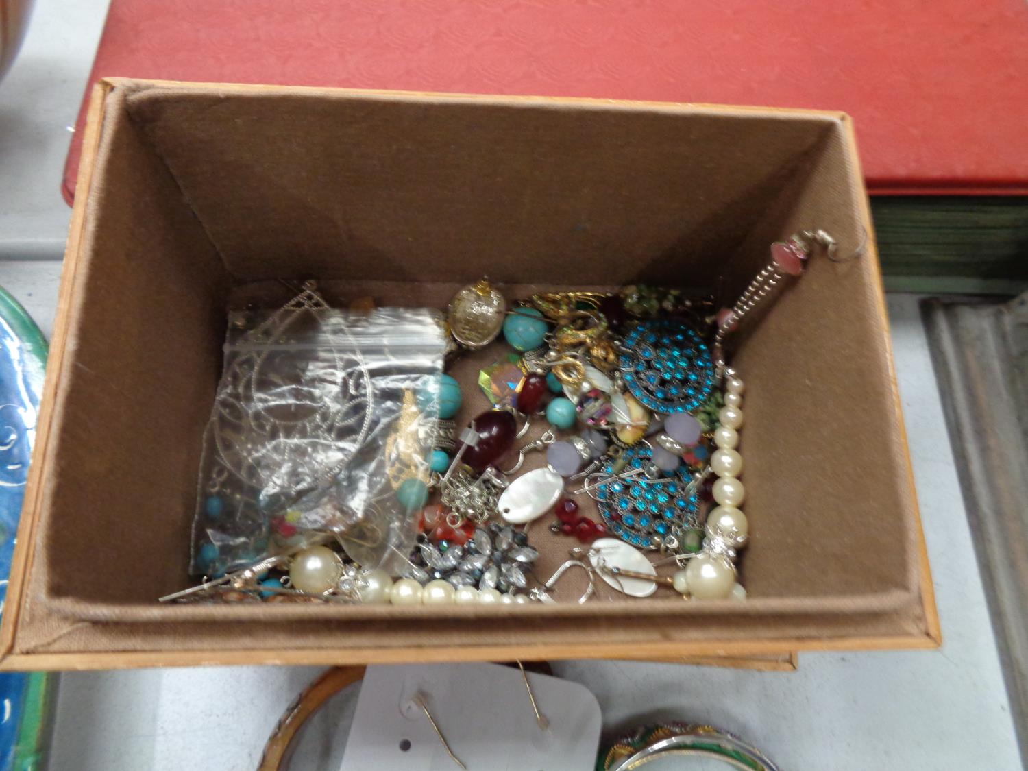 A BOX OF COSTUME JEWELLERY - Bild 2 aus 2