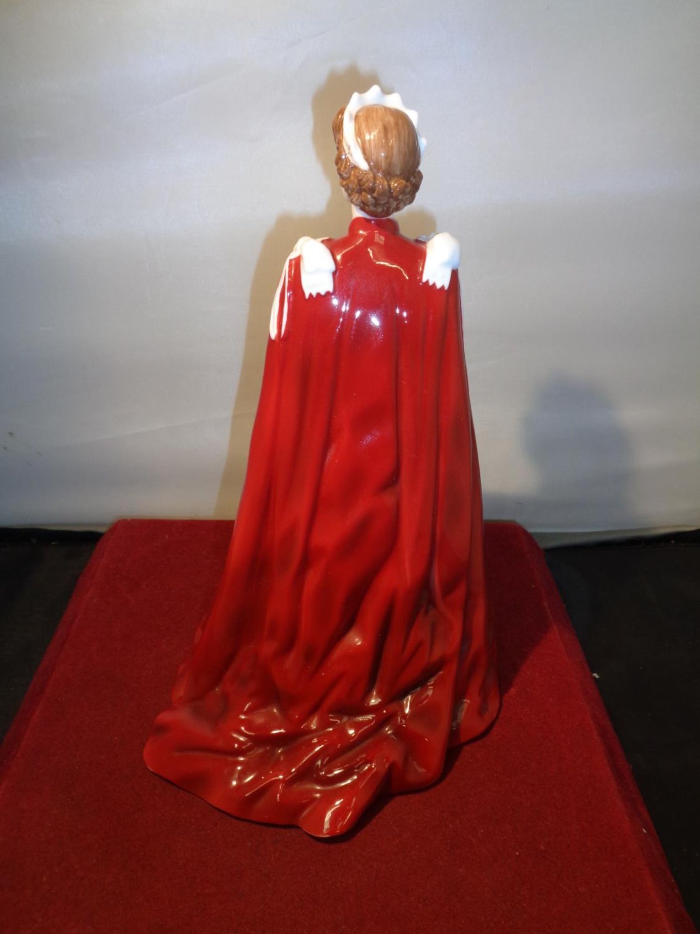 A ROYAL WORCESTER FIGURINE OF HER MAJESTY THE QUEEN - Image 3 of 4