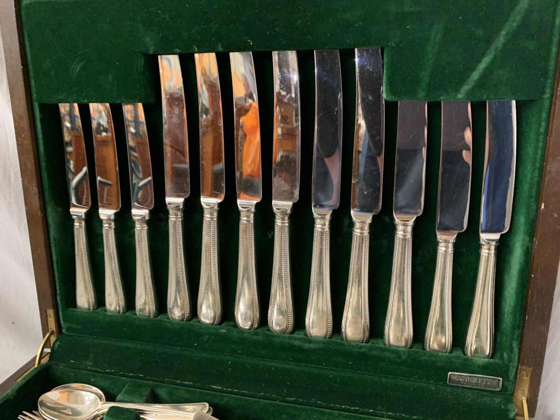 A WOODEN CANTEEN OF SIX PLACE SETTING GEORGE BUTLER, SHEFFIELD 'NON STAIN' FLATWARE - Image 5 of 6