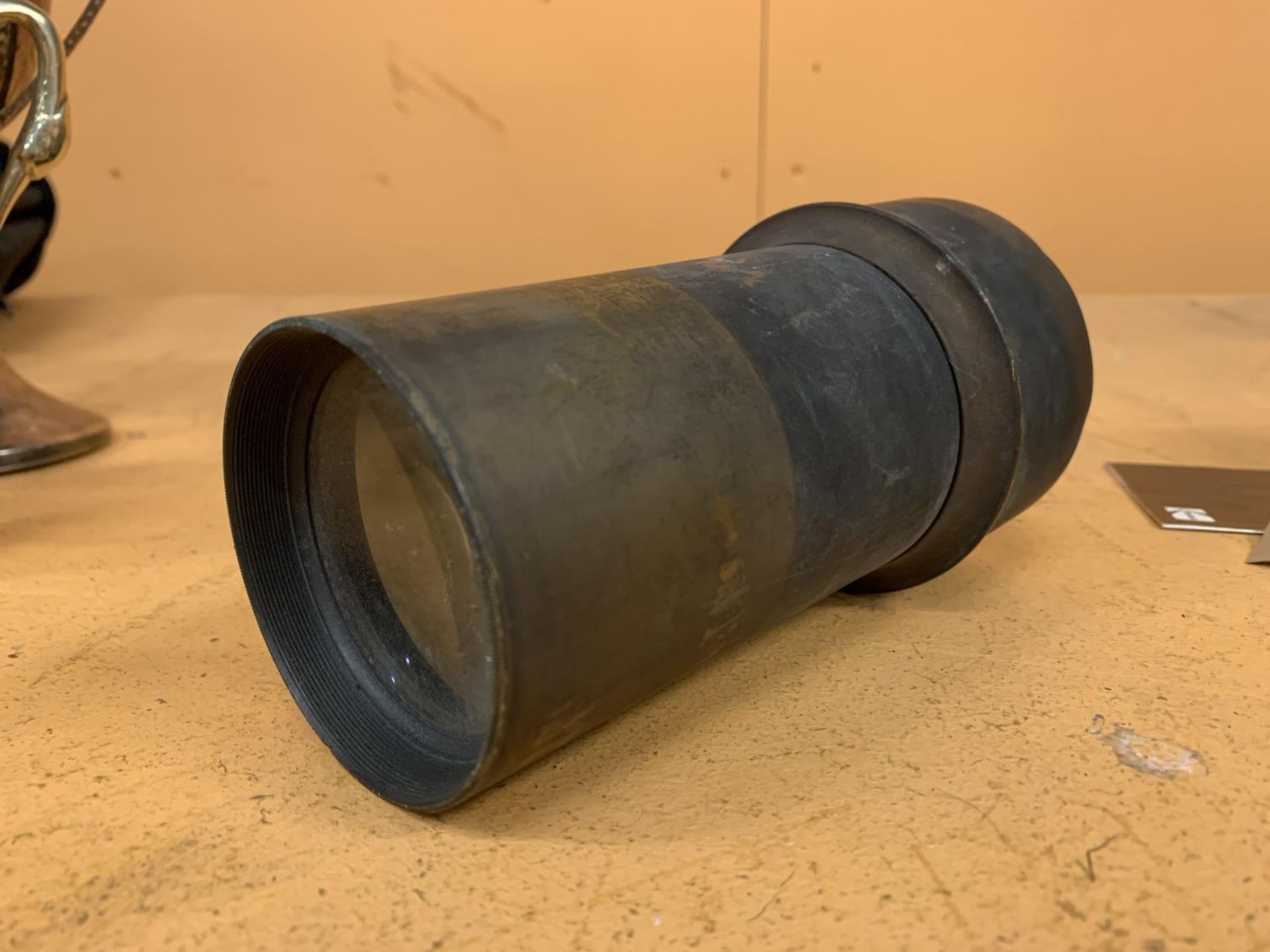 A VINTAGE BRASS CAMERA LENS OF MAKE UNKNOWN L:160MM W:79MM - Image 2 of 3