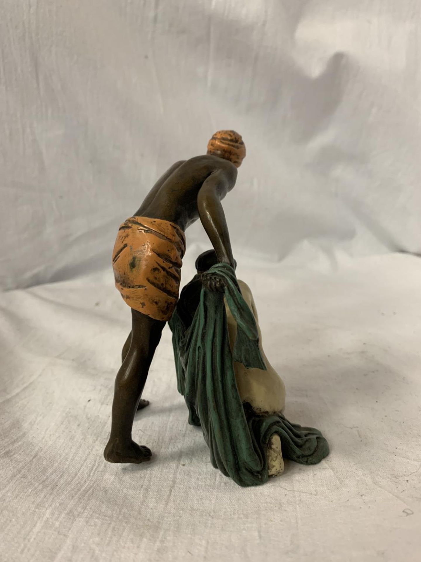 A BERGMAN STYLE COLD PAINTED BRONZE OF A NATIVE AND A GIRL HEIGHT APPROXIMATELY 12.5CM - Image 3 of 4