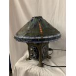 AN UNUSUAL FOUR LEGGED TIFFANY STYLE LAMP (HEIGHT TO SHADE 43CM)