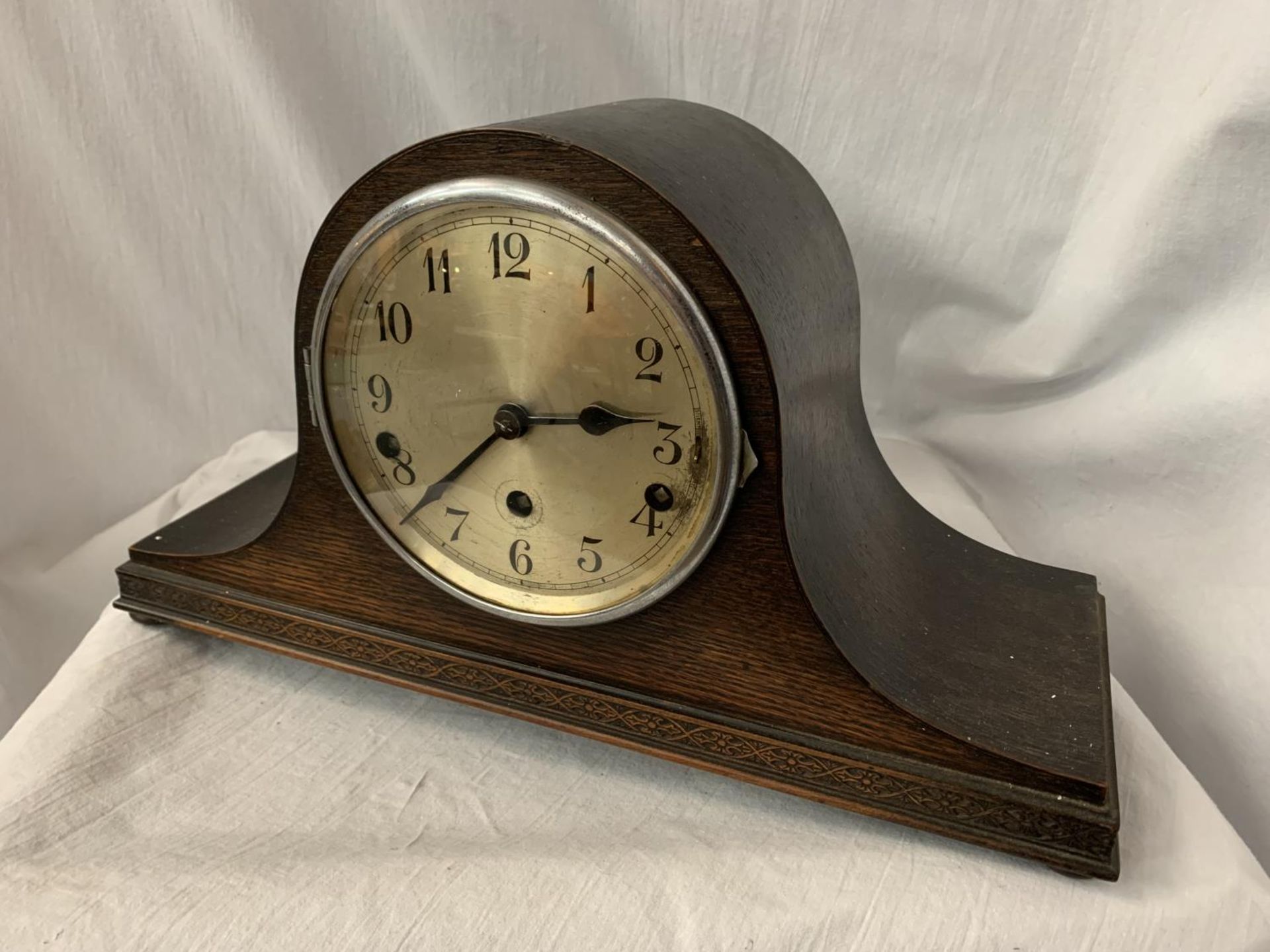 AN OAK NAPOLEON HAT MANTEL CLOCK, EIGHT DAY STRIKING COMPLETE WITH KEY H: 23CM