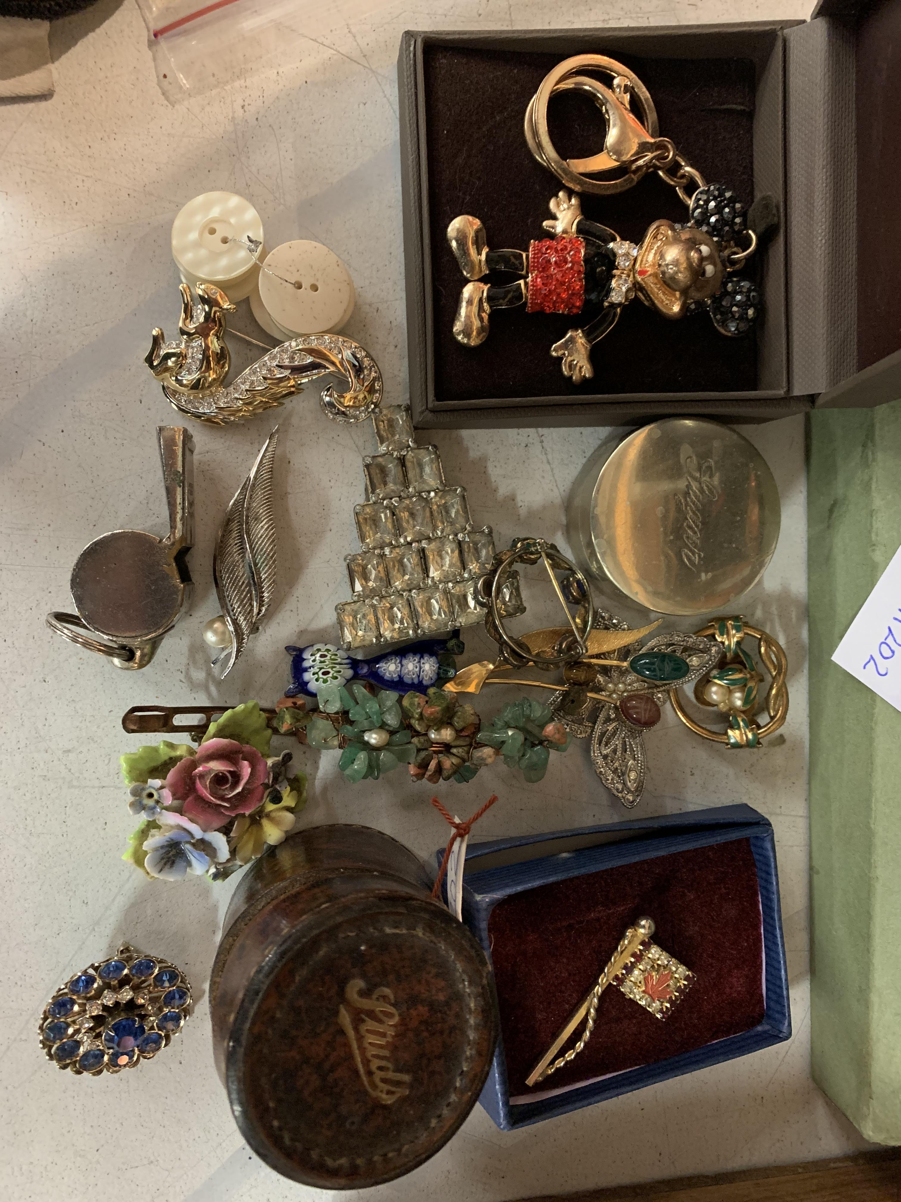 AN ASSORTMENT OF VINTAGE COSTUME JEWELLERY TO INCLUDE A 'DOESKIN DECKLE' BOX - Bild 2 aus 3