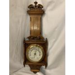 A LARGE ORNATE OAK BAROMETER 'D COHEN JEWELLERS, ALDERLEY EDGE' (MISSING THERMOMETER) L: 95CM