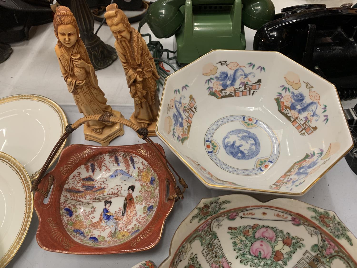 A SELECTION OF ORIENTAL THEMED POTTERY TO INCLUDE TWO FIGURINES - Bild 4 aus 4