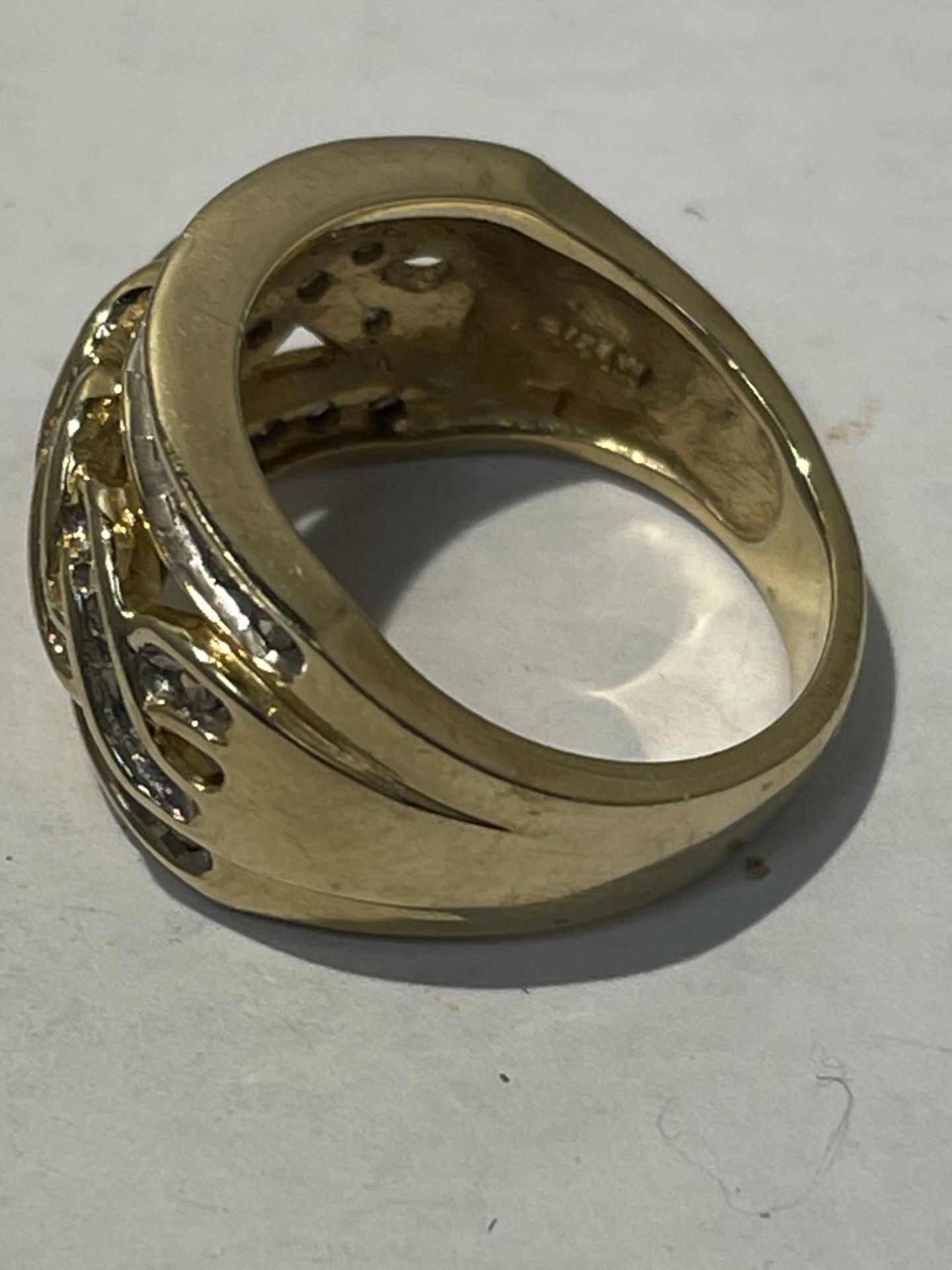 A 9 CARAT YELLOW GOLD RING WITH 1 CARAT OF DIAMONDS WITH A TWIST DESIGN SIZE N/O - Image 3 of 4