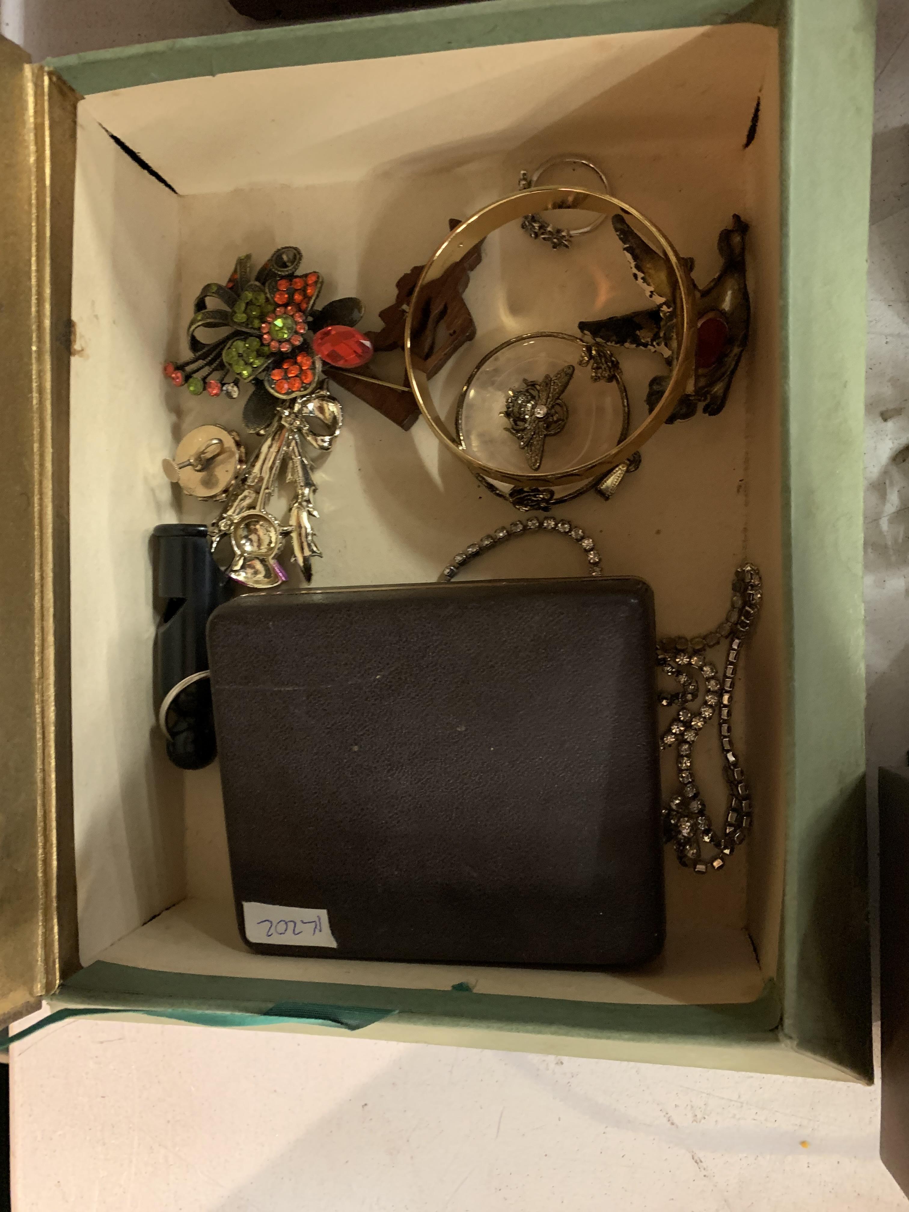 AN ASSORTMENT OF VINTAGE COSTUME JEWELLERY TO INCLUDE A 'DOESKIN DECKLE' BOX - Bild 3 aus 3