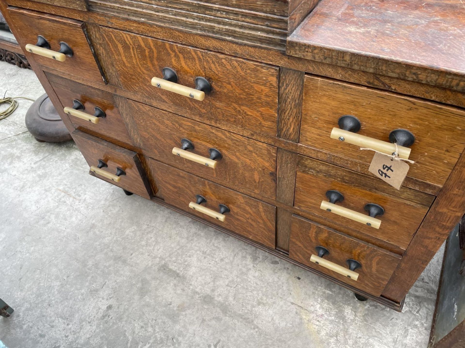 AN EARLY 20TH CENTURY OAK DRESSING CHEST ENCLOSING NINE DRAWERS - Image 3 of 4