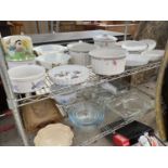 A LARGE QUANTITY OF CERAMIC WARE TO INCLUDE FLAN DISHES, SERVING BOWLS AND GLASS JUGS ETC