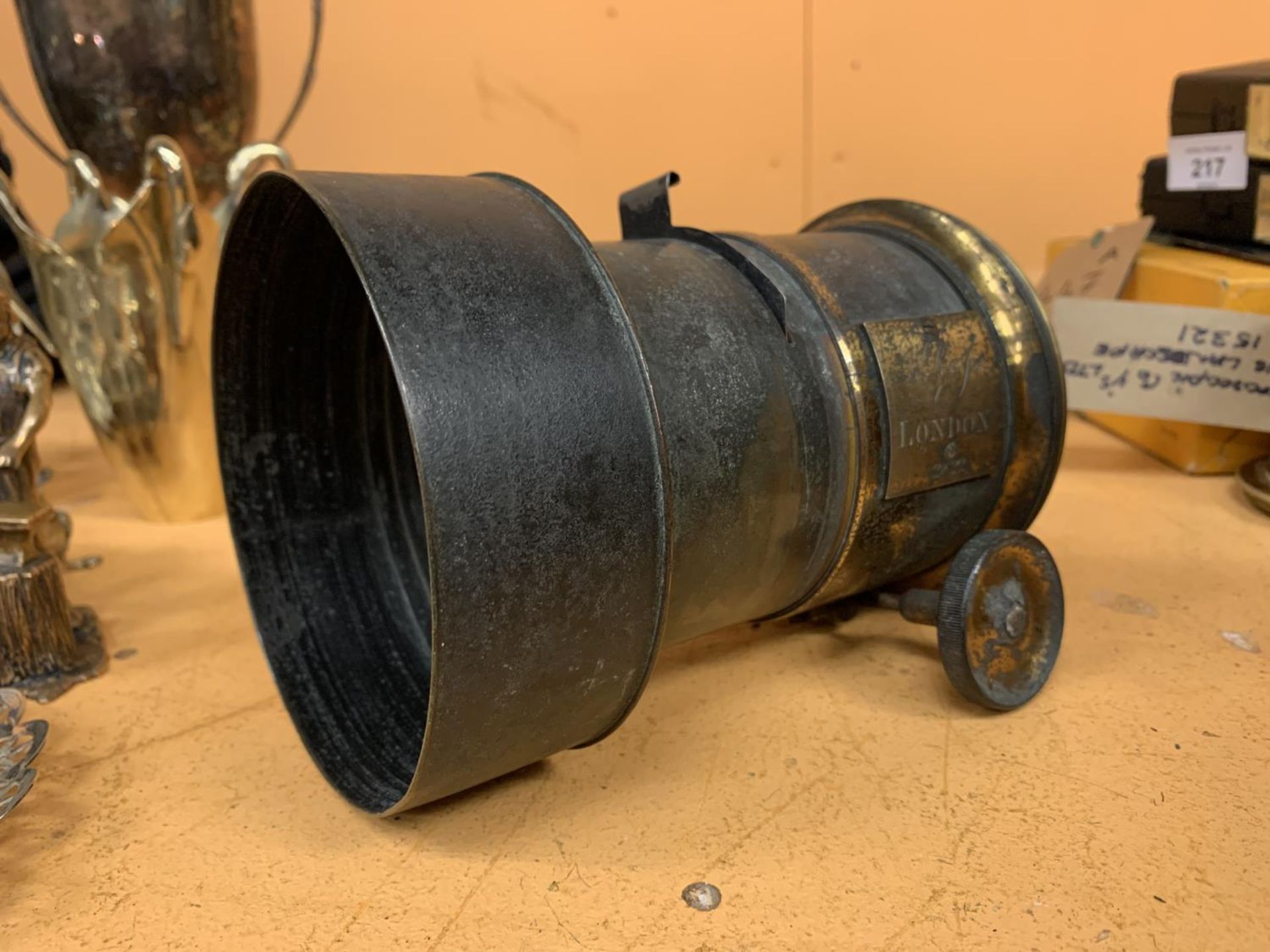 A LARGE VINTAGE A.ROSS LONDON 2822 BRASS CAMERA LENS