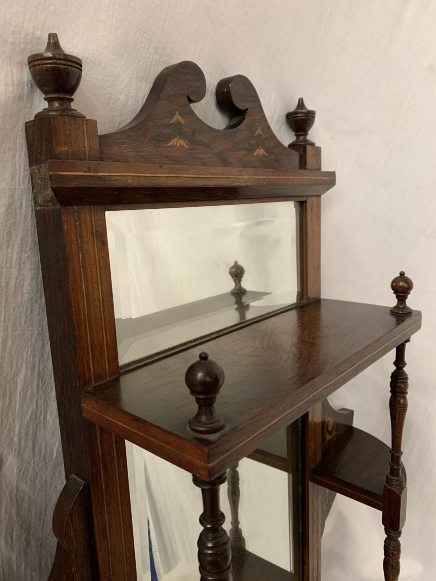 A VINTAGE MAHOGANY HALL MIRROR SHELF WITH FINIALS AND INLAY 61CM X 45.5CM - Image 4 of 4