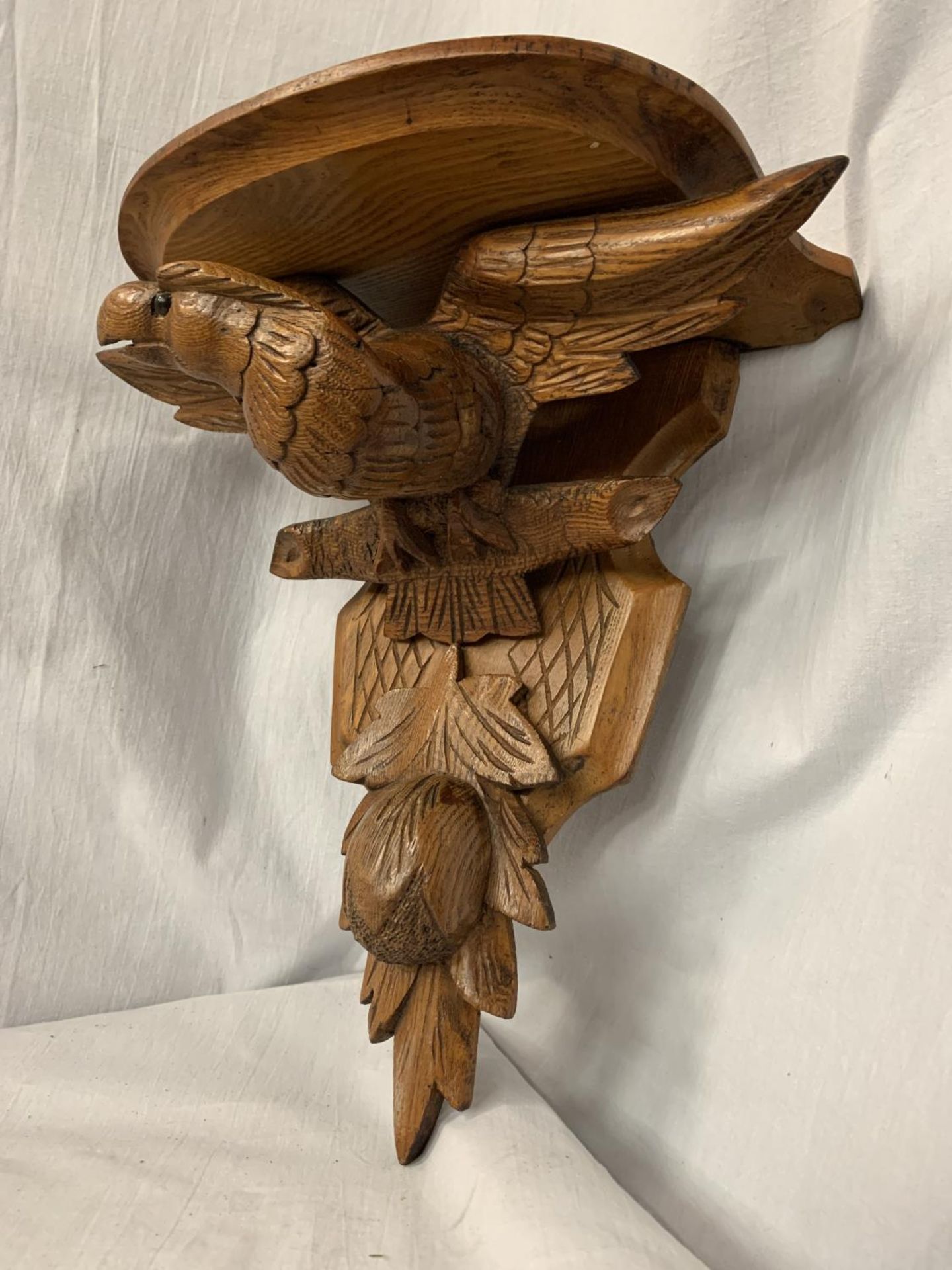 A CARVED WOODEN WALL SCONCE DEPICTING AN EAGLE AND A THISTLE 30.5CM X 35CM - Image 4 of 5