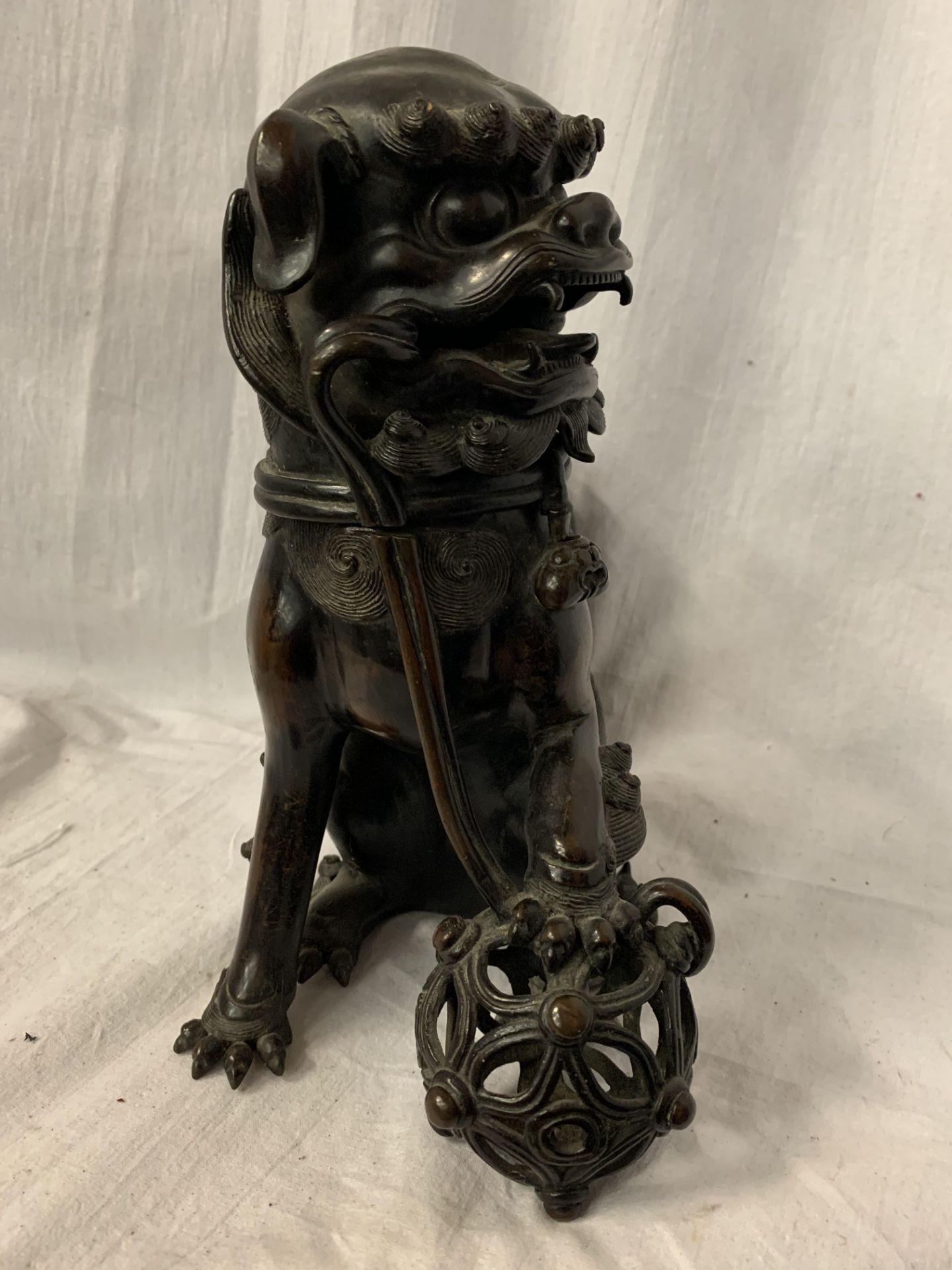 AN ORIENTAL BRONZE LION FOO DOG INCENSE BURNER H:26CM - Image 7 of 7