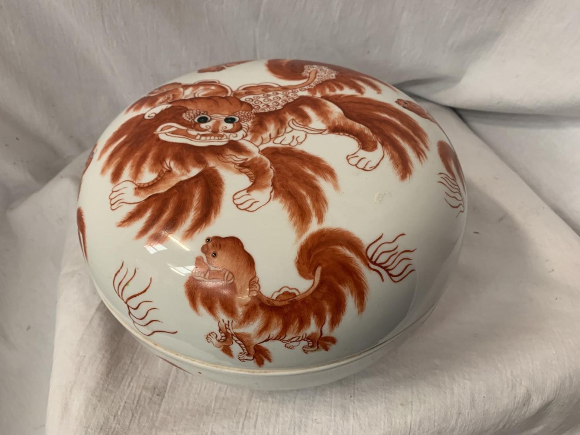 A LARGE LIDDED CERAMIC BOWL WITH ORIENTAL LION FOO DOG PAINTED DECORATION AND ORIENTAL MARKINGS DIA: