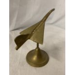 A BRASS CONCORDE MODEL ON A BRASS PLINTH H:15.5CM