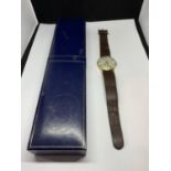 A GENTS VITESSA 25 JEWEL AUTOMATIC 9 CARAT GOLD WRIST WATCH WITH A PRESENTATION BOX