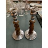 A PAIR OF OAK BARLEY TWIST CANDLESTICKS WITH WHITE METAL DETAIL H:22CM