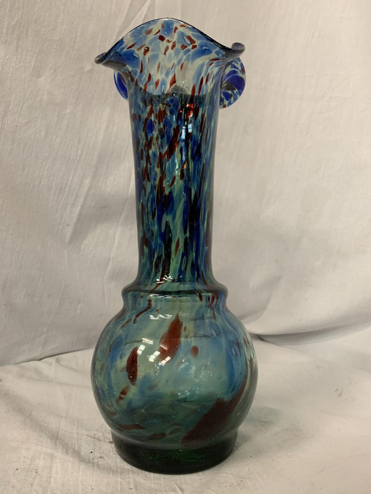 A COLOURFUL MURANO STYLE VASE H: 33CM - Image 3 of 4