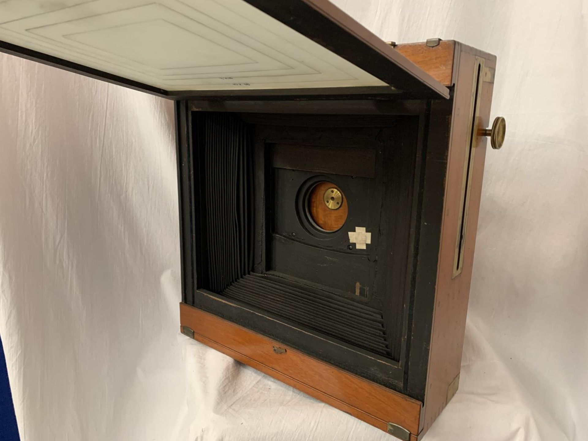 A LARGE STEREOSCOPIC & CO LTD MAHOGANY AND BRASS CAMERA (WITHOUT LENS) - Image 7 of 7