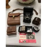 A SELECTION OF PHOTOGRAPHIC ITEMS TO INCLUDE A VINTAGE ENSIGN SELFIX 16.20 CAMERA AND LEATHER CASE.