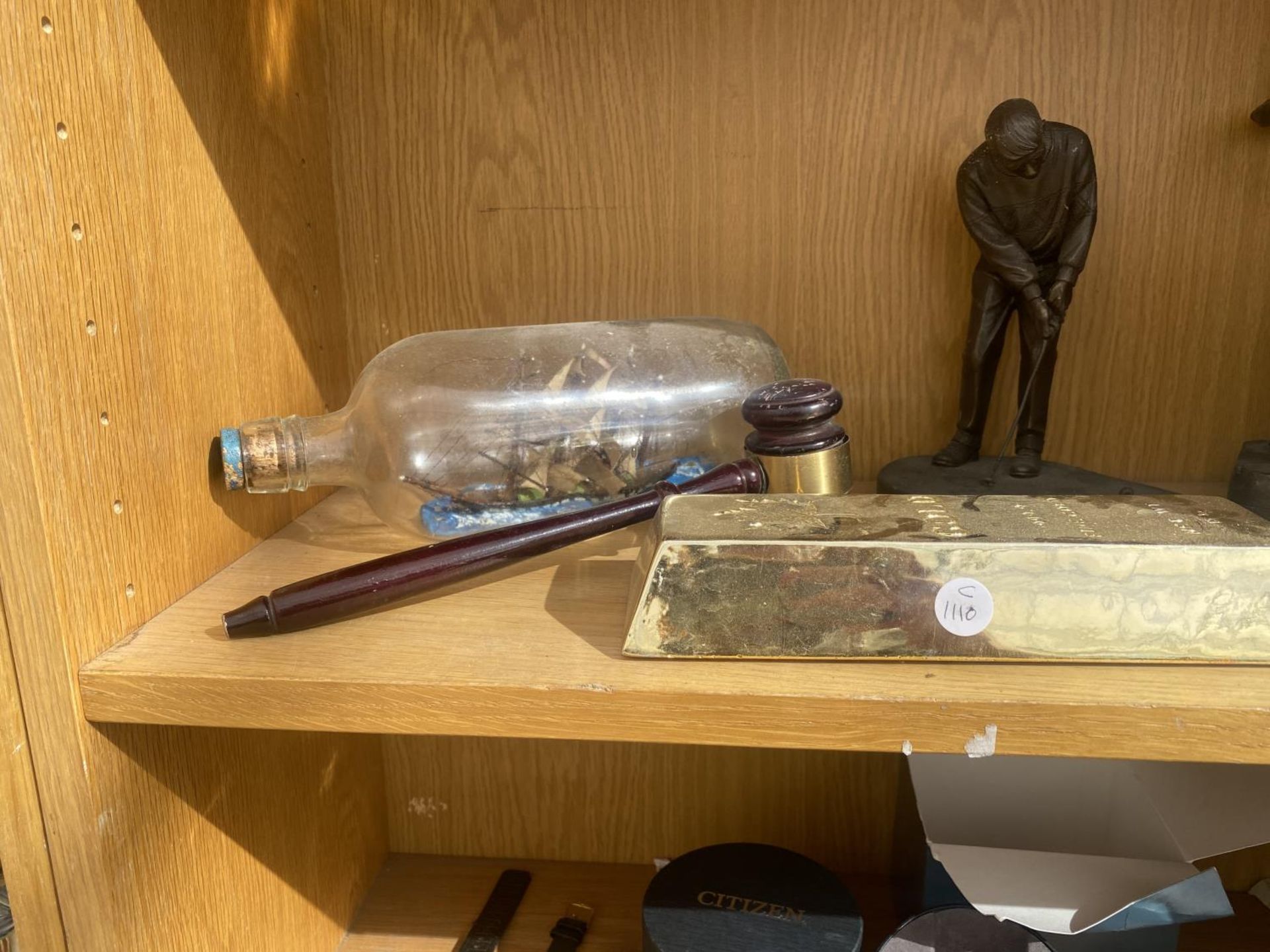 AN ASSORTMENT OF ITEMS TO INCLUDE A SHIP IN A BOTTLE, A GAVEL ETC - Image 4 of 4