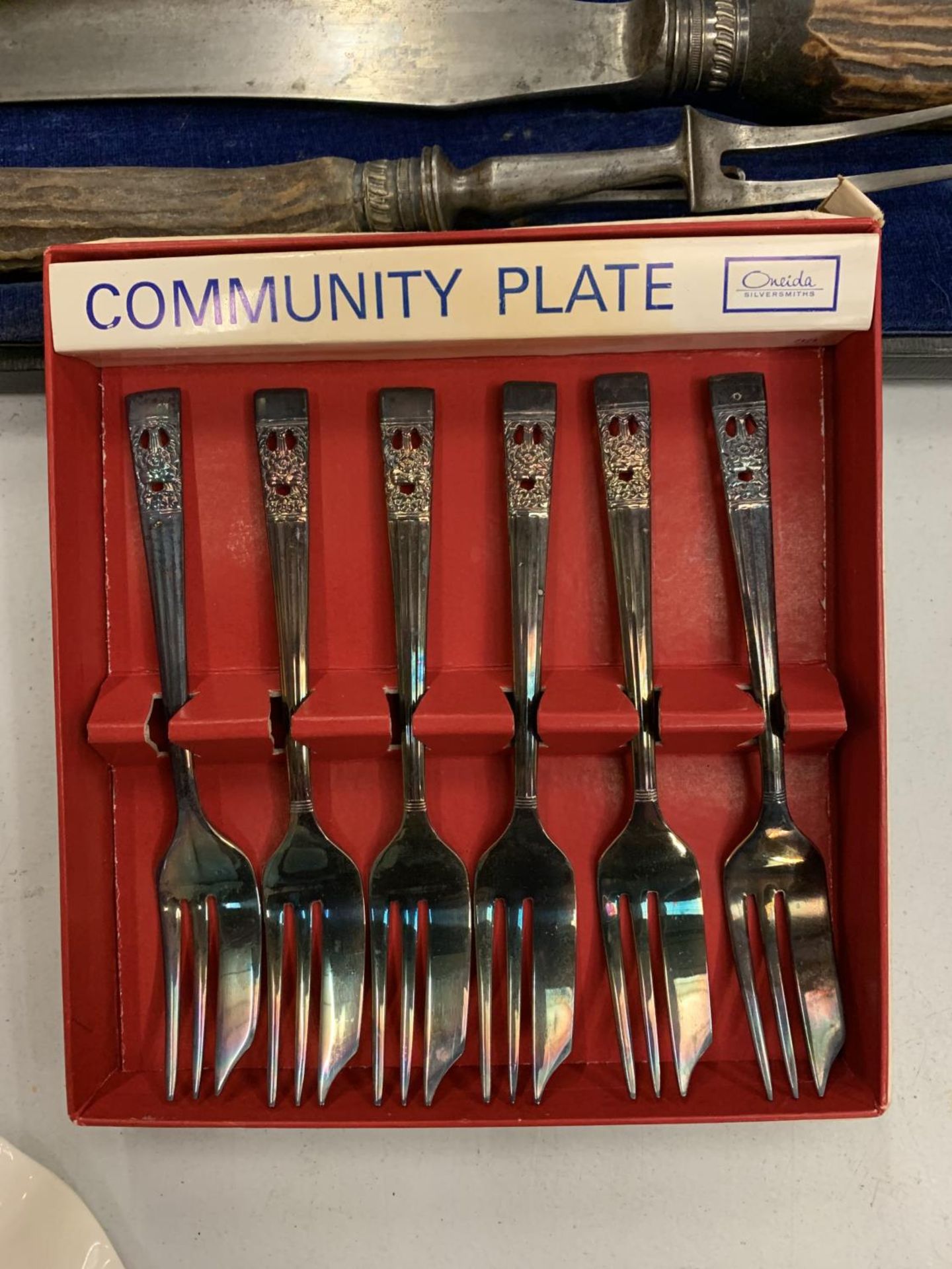 A VINTAGE BOXED MEAT CARVING SET AND SIX BOXED COMMUNITY PLATE CAKE FORKS - Image 2 of 3