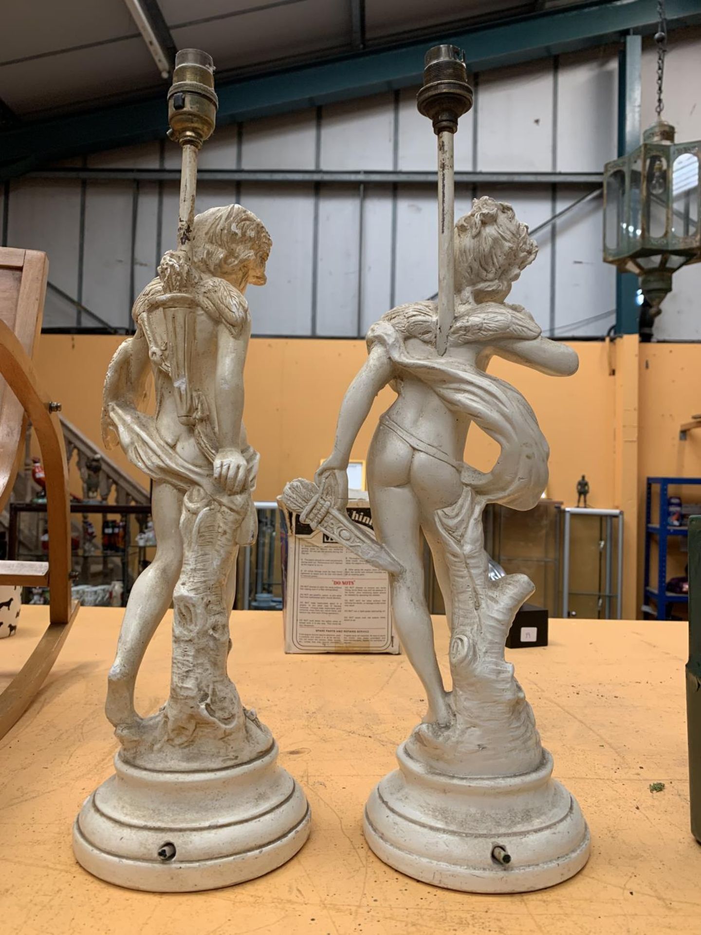 A PAIR OF VINTAGE PLASTER LAMP BASES IN THE FORM OF CHERUBS (A/F) - Image 3 of 4