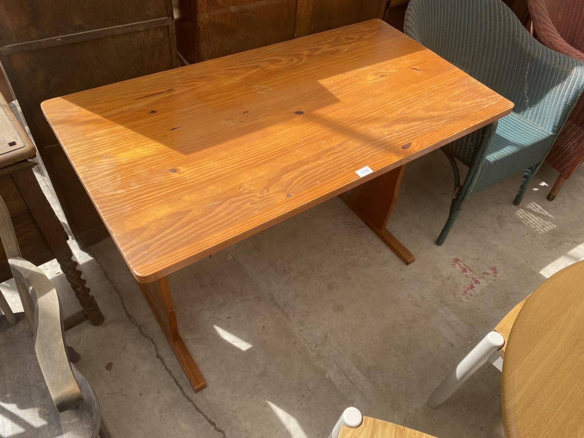 A MODERN PINE KITCHEN TABLE, 44.5X23.5"
