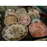 AN ASSORTMENT OF DECORATIVE PLATES TO INCLUDE A RIDGWAY 'WINDSOR' MEAT PLATTER ETC