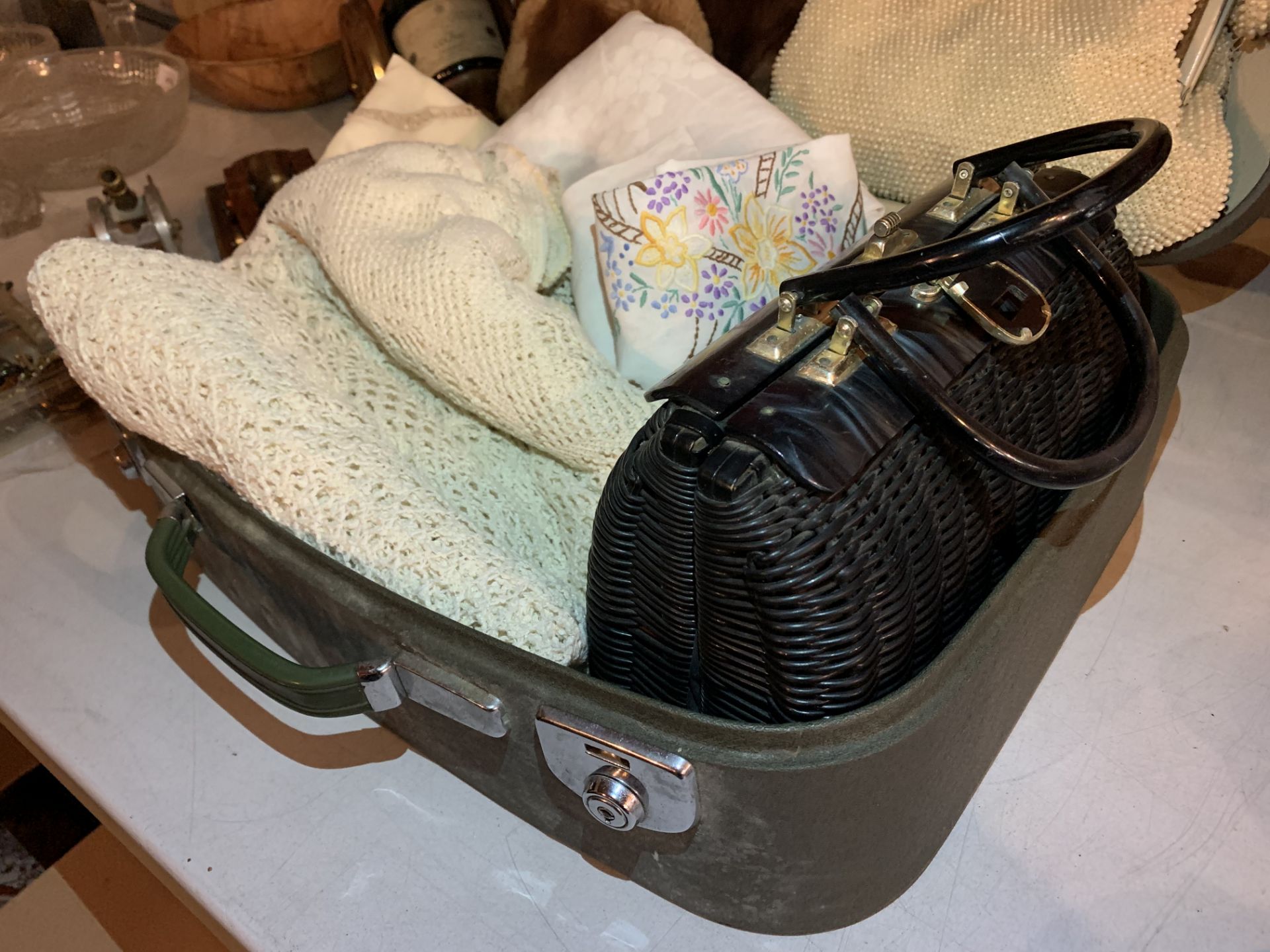 A VINTAGE SUITCASE CONTAINING LINEN, FUR MITTENS AND TWO VINTAGE HAND BAGS, ONE MADE IN BRITISH HONG - Image 2 of 3