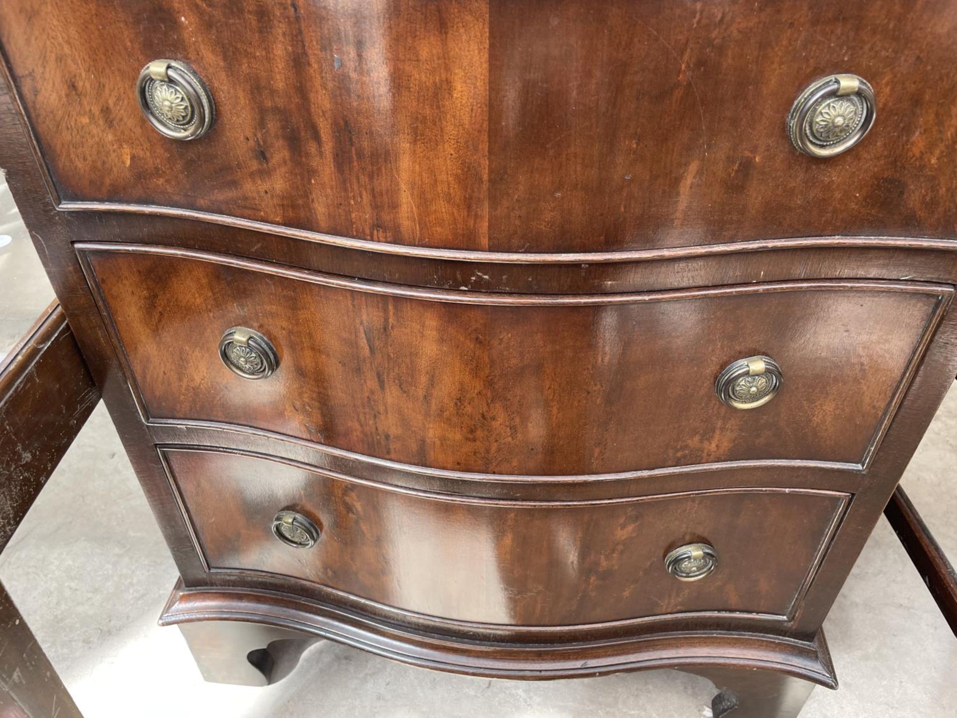 A REPRODUCTION SERPENTINE FRONT CHEST OF THREE DRAWERS, ON BRACKET FEET, 21" WIDE - Image 3 of 3