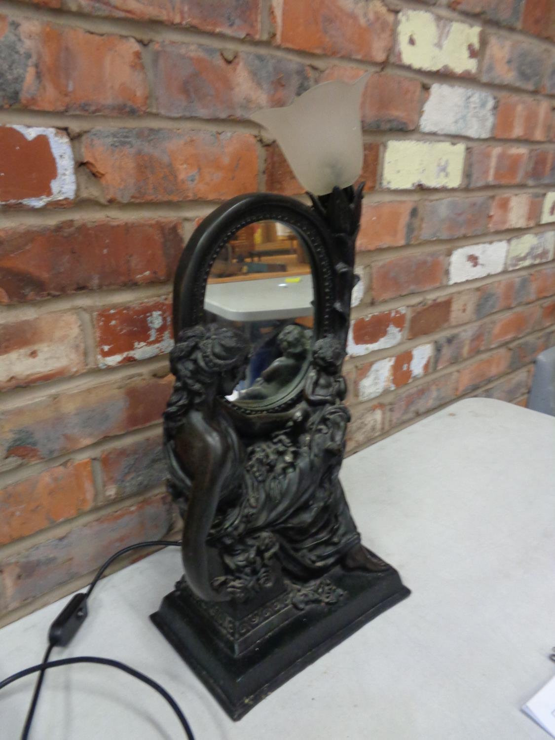 A VINTAGE COMPOSITE LAMP BASE IN THE FORM OF A MOTHER AND CHILD AND INCORPORATING AN OVAL MIRROR H: - Bild 2 aus 4