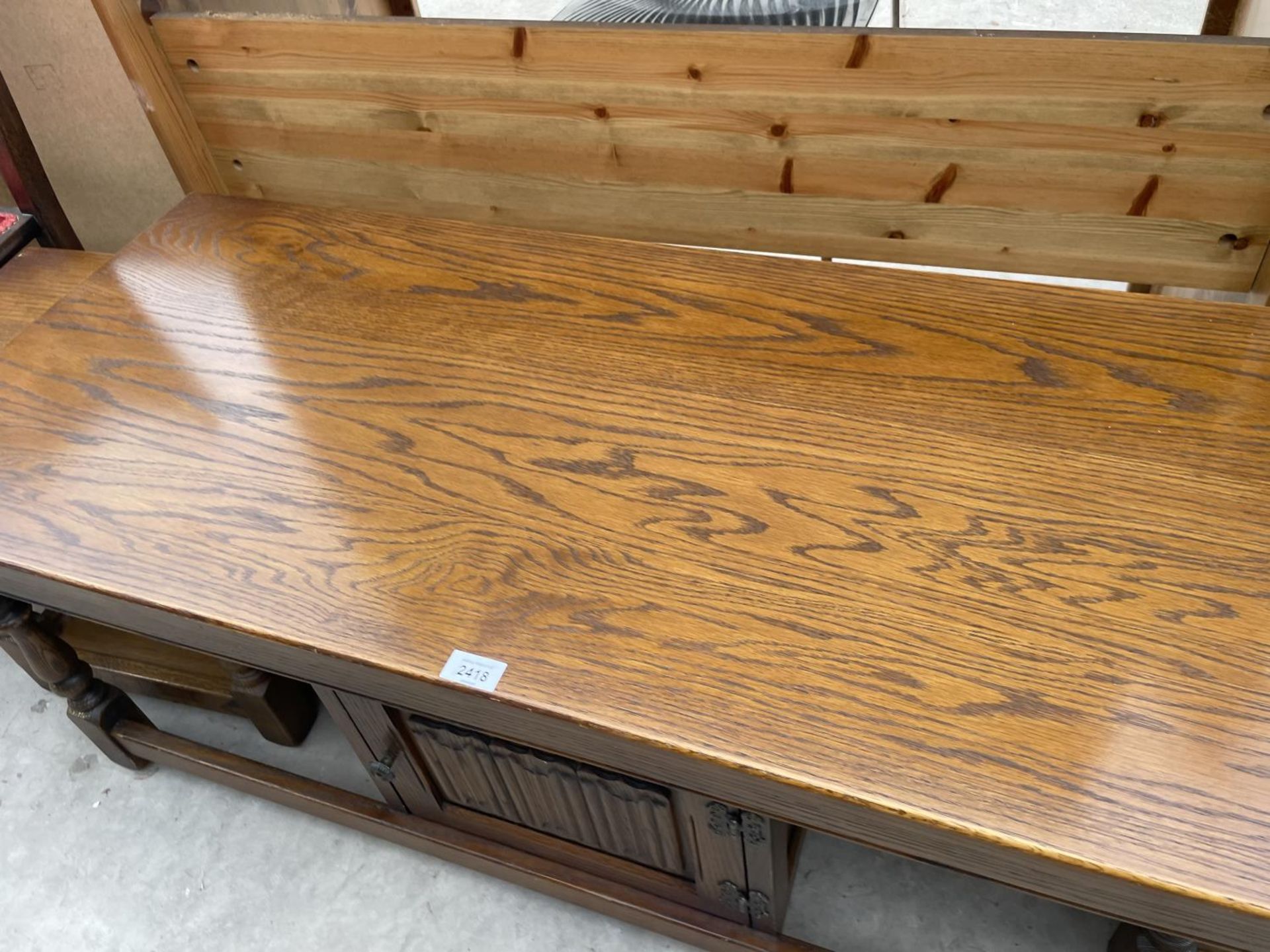 AN OAK OLD CHARM COFFEE TABLE/NEST WITH CENTRAL LINEN FOLD CUPBOARD - Image 3 of 5