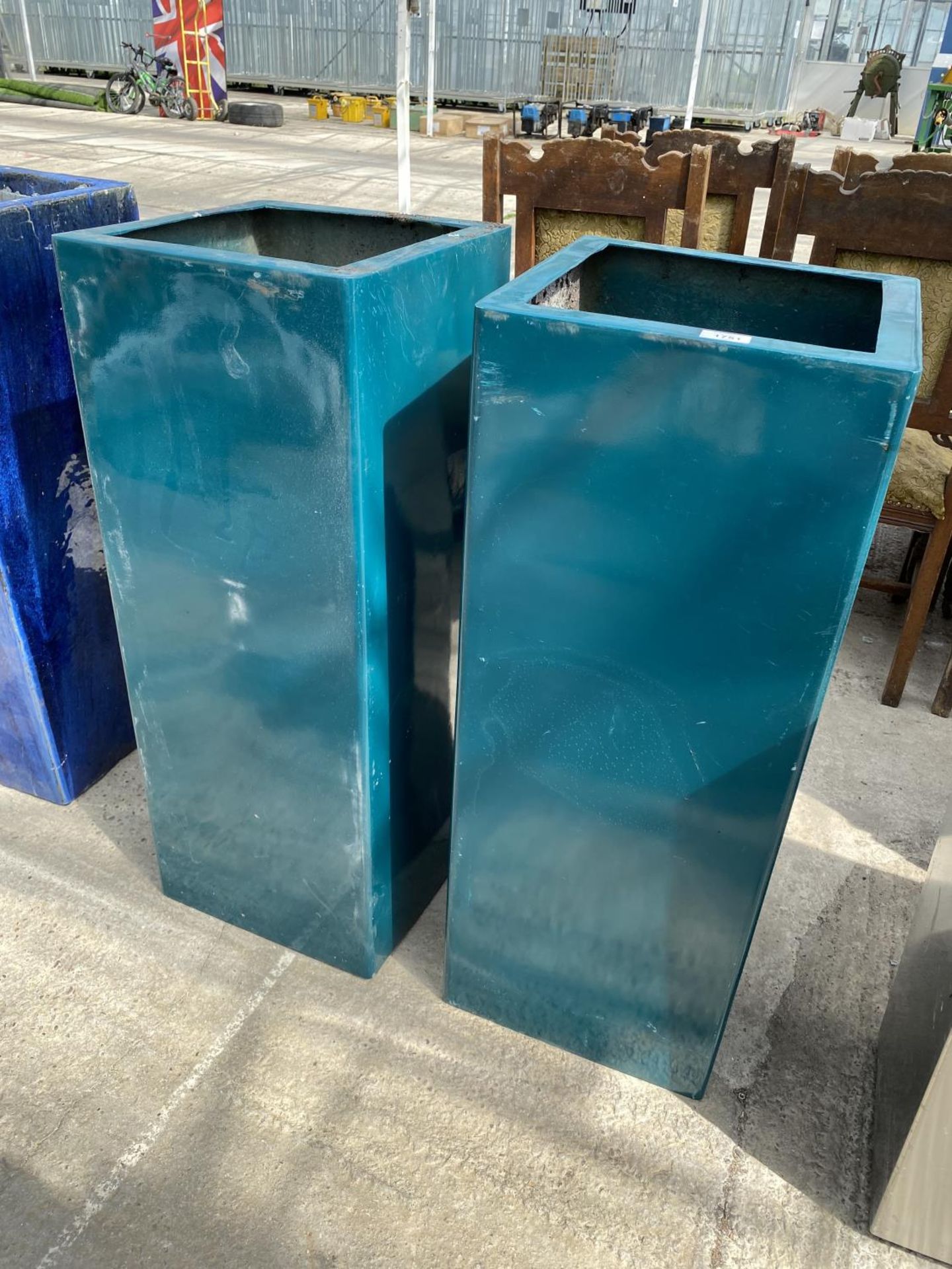 A PAIR OF GREEN SQUARE PLASTIC PLANTERS (H:90CM)