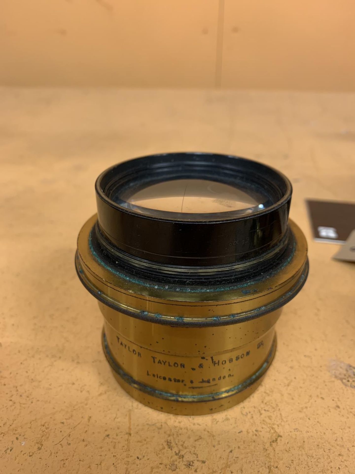 A VINTAGE COOKE TAYLOR & HOBSON LEICESTER & LONDON NO. 93166 PORTRAIT BRASS CAMERA LENS - Image 3 of 3