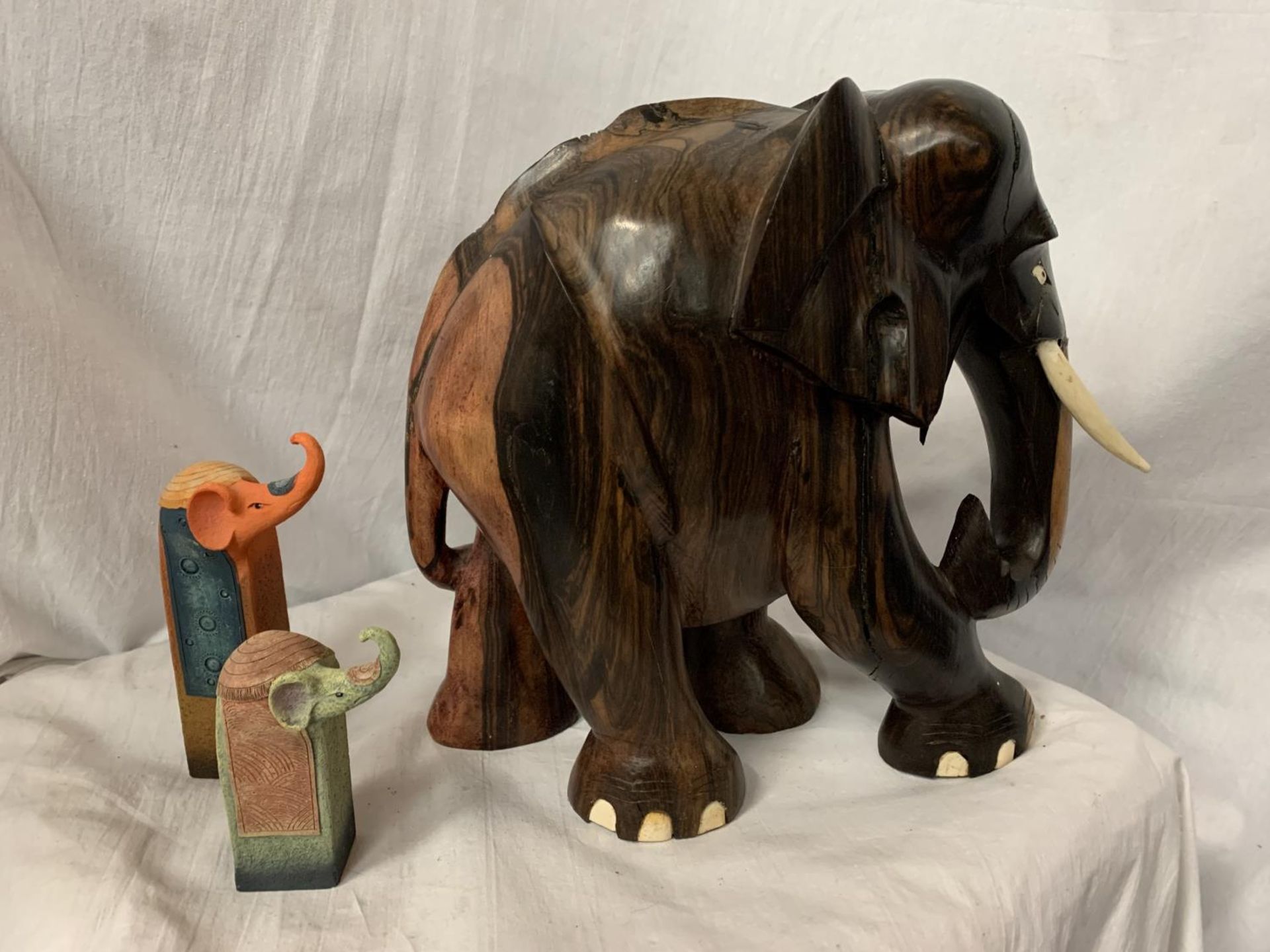 A LARGE CARVED HEAVY HARD WOOD ELEPHANT (H: APPROX. 30CM) AND TWO CERAMIC ELEPHANT ITEMS - Image 4 of 4