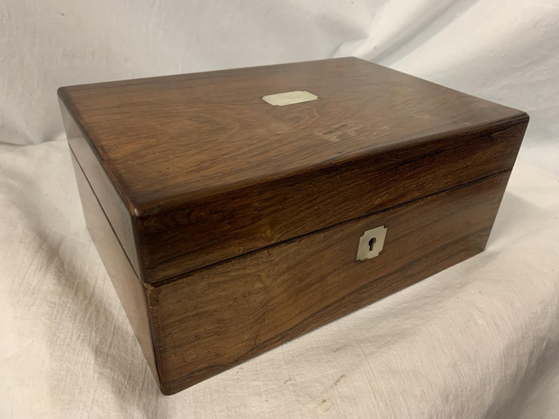 A VINTAGE MAHOGANY BOX WITH MOTHER OF PEARL INLAID STAMP 1705CM X 14.5CM X 24.5CM