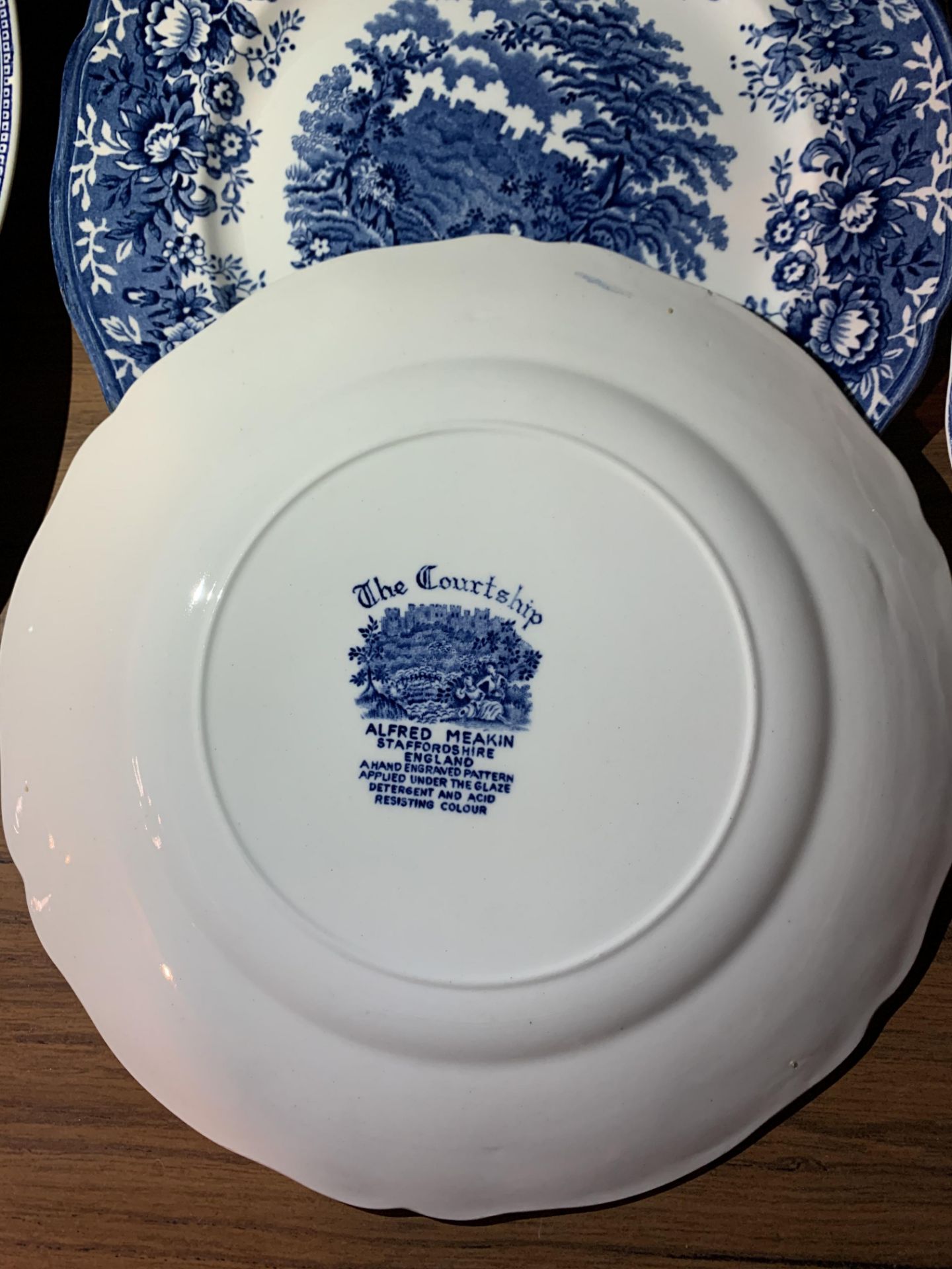 A LARGE COLLECTION OF BLUE AND WHITE CHINA TO INCLUDE WILLOW PATTERN AND ALFRED MEAKIN EXAMPLES - Image 3 of 3