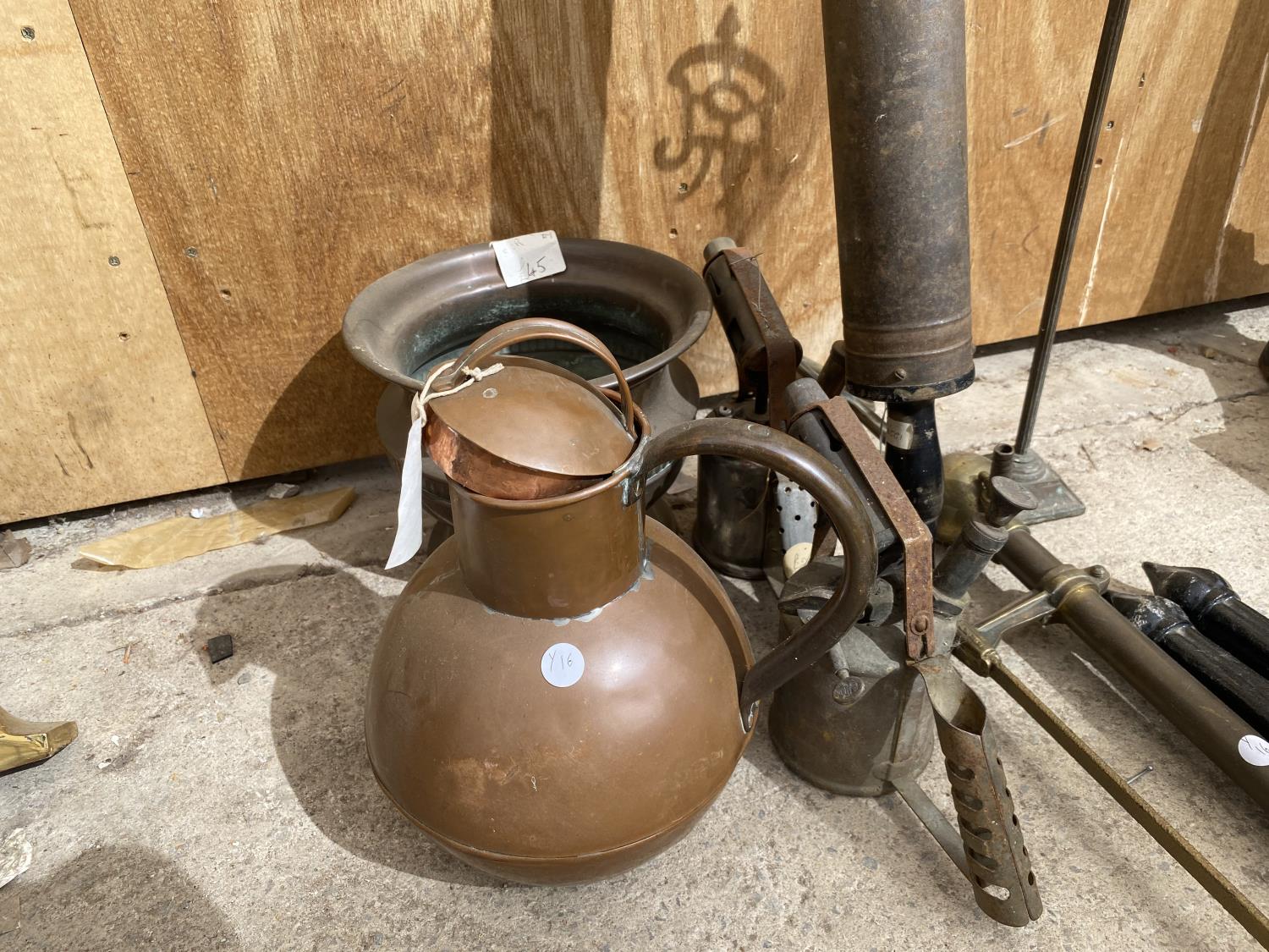 AN ASSORTMENT OF VINTAGE ITEMS TO INCLUDE A REEVES PNEUMATIC BROOM, BLOW TORCHES AND A COPPER VESSEL - Image 2 of 5