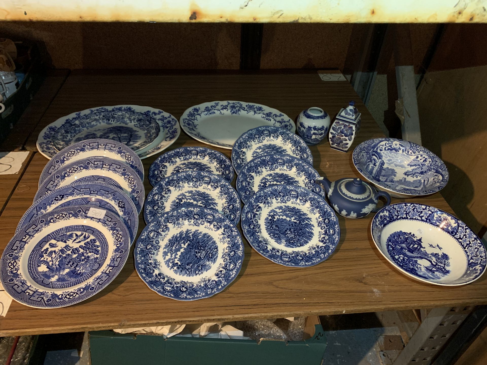 A LARGE COLLECTION OF BLUE AND WHITE CHINA TO INCLUDE WILLOW PATTERN AND ALFRED MEAKIN EXAMPLES