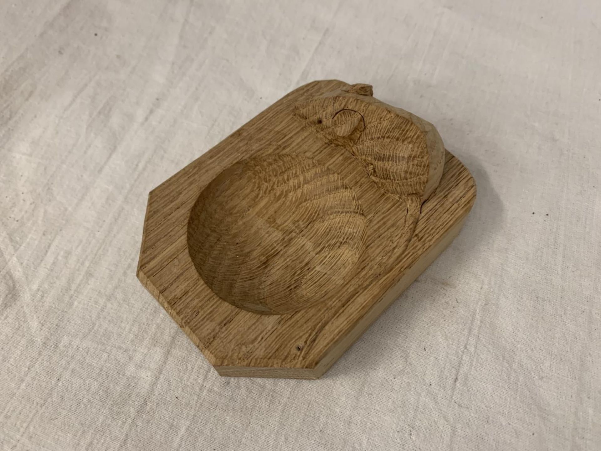 A ROBERT THOMPSON "MOUSEMAN" CARVED OAK TRINKET/ ASH TRAY WITH MOUSE INSIGNIA - Image 4 of 4