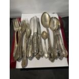 AN ASSORTMENT OF FLATWARE ITEMS MARKED 800 GROSS WEIGHT 1138g