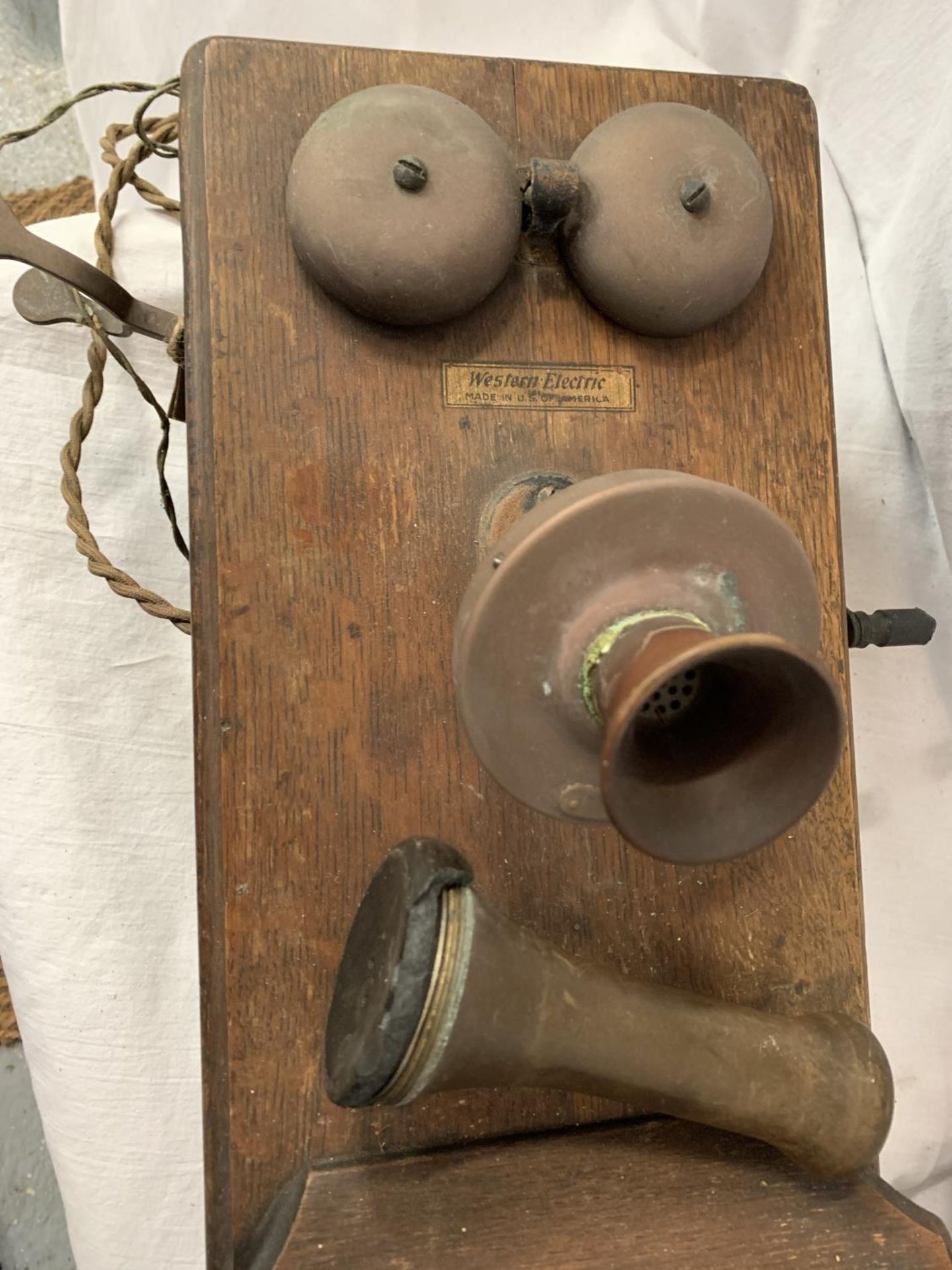 A VINTAGE TELEPHONE WITH DAFFODIL HANDSET AND METAL DOMED BELLS IN AN OAK WALL CASE - Image 4 of 4