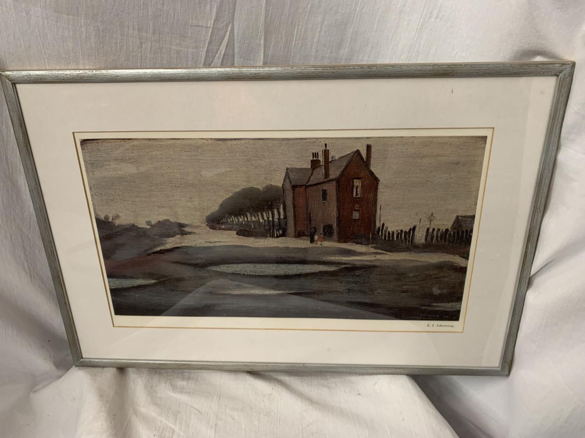 A LAURENCE STEPHEN LOWRY R.A (1887-1976) 'THE LONELY HOUSE' SIGNED IN PENCIL WITH MAGNUS PRINTS - Image 4 of 4
