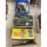 AN ASSORTMENT OF HAND TOOLS TO INCLUDE A WOOD MORTISING ATTATCHMENT, DRILL BITS AND SET SQUARES ETC