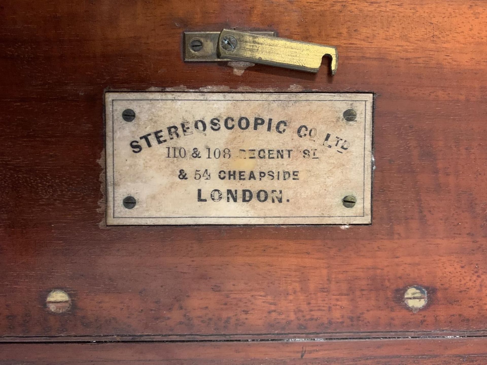 A LARGE STEREOSCOPIC & CO LTD MAHOGANY AND BRASS CAMERA (WITHOUT LENS) - Image 4 of 7