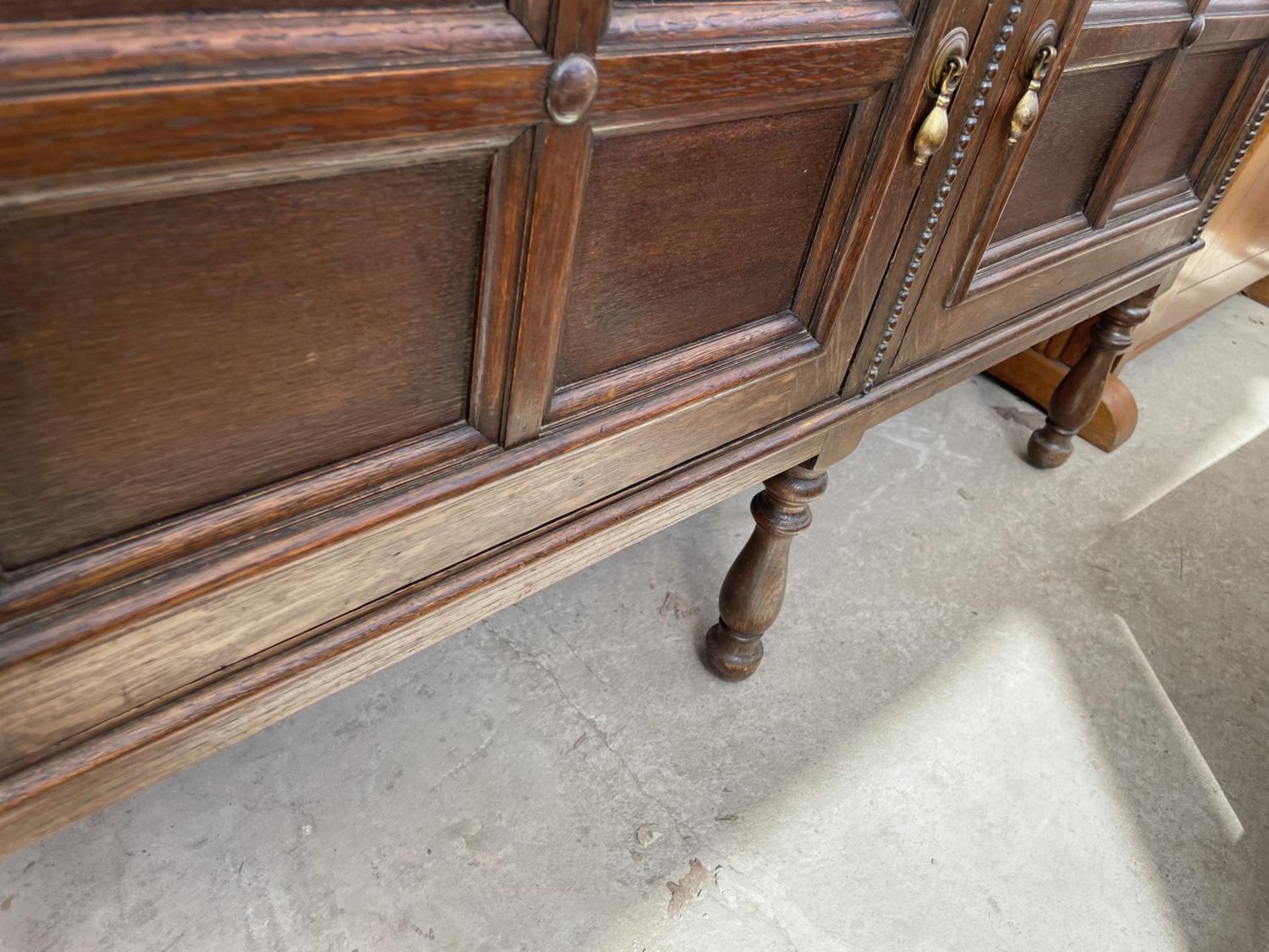 AN EARLY 20TH CENTURY OAK DRESSER ON SHORT TURNED LEGS, COMPLETE WITH PLATE RACK, 48" WIDE - Image 6 of 6