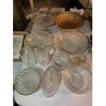 A SELECTION OF GLASSWARE TO INCLUDE DESSERT BOWLS ETC